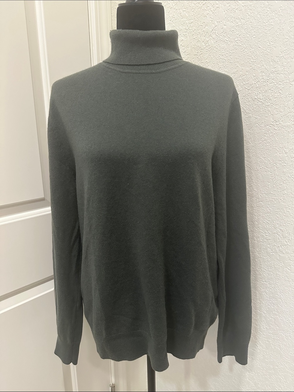 Quince Women's Cashmere Dark Green Turtleneck Sweater